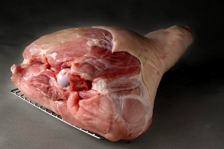 Préparation du jambon à l'os en laboratoire à la boucherie de Thaon-les-Vosges